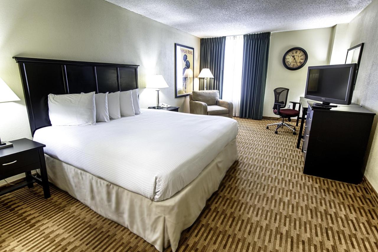 Traditional King Room at Hotel Capstone