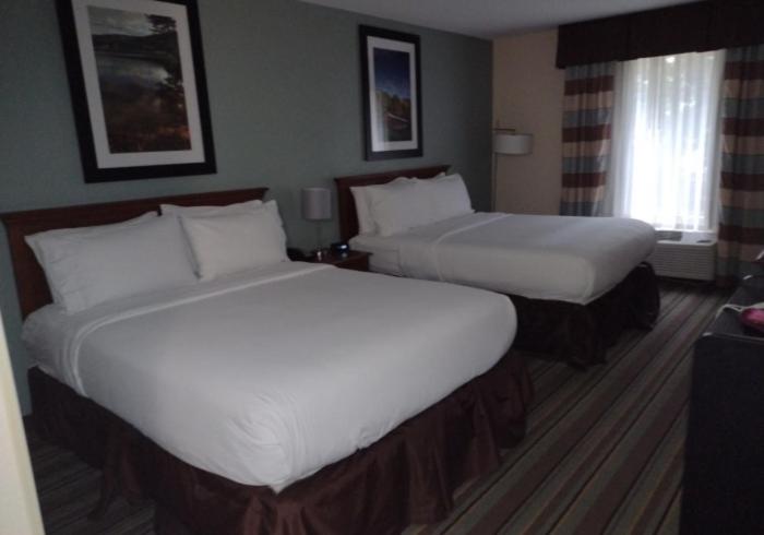 Queen Room at White Pine Lodge