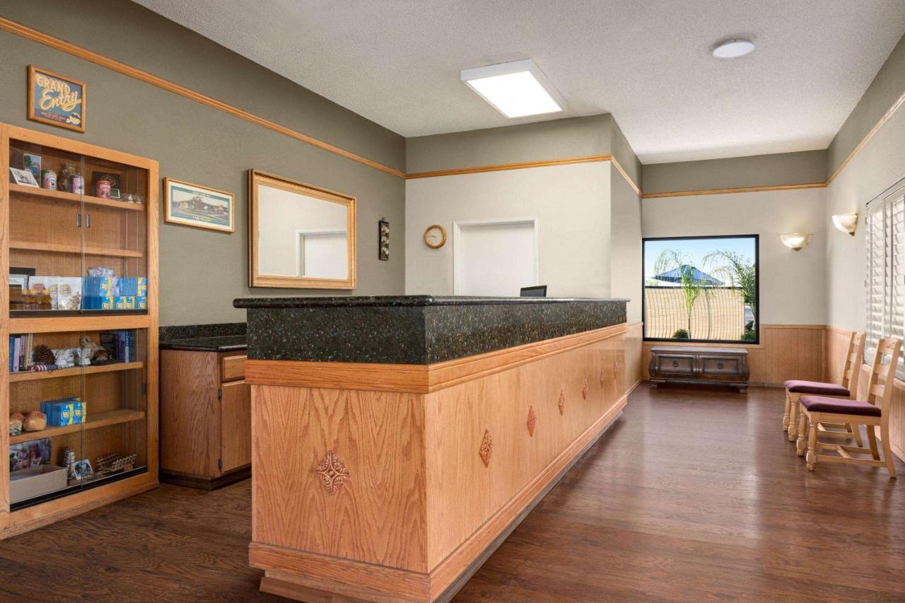 | Super 8 by Wyndham Lindsay Olive Tree