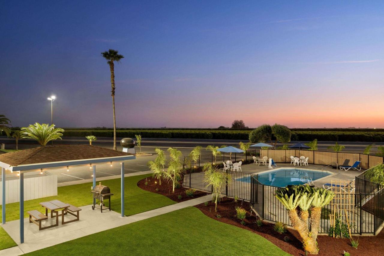 | Super 8 by Wyndham Lindsay Olive Tree