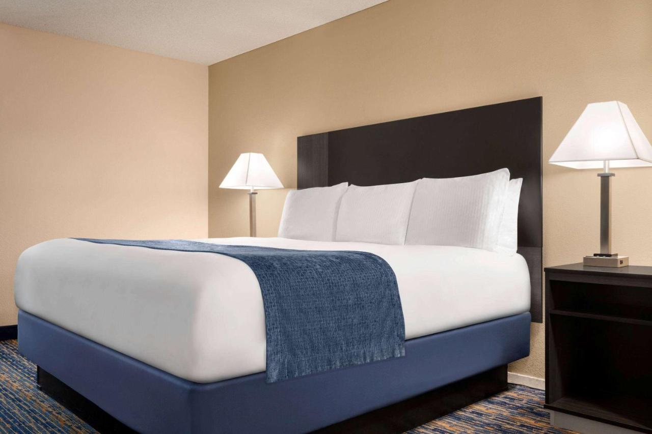 | Super 8 by Wyndham Lindsay Olive Tree