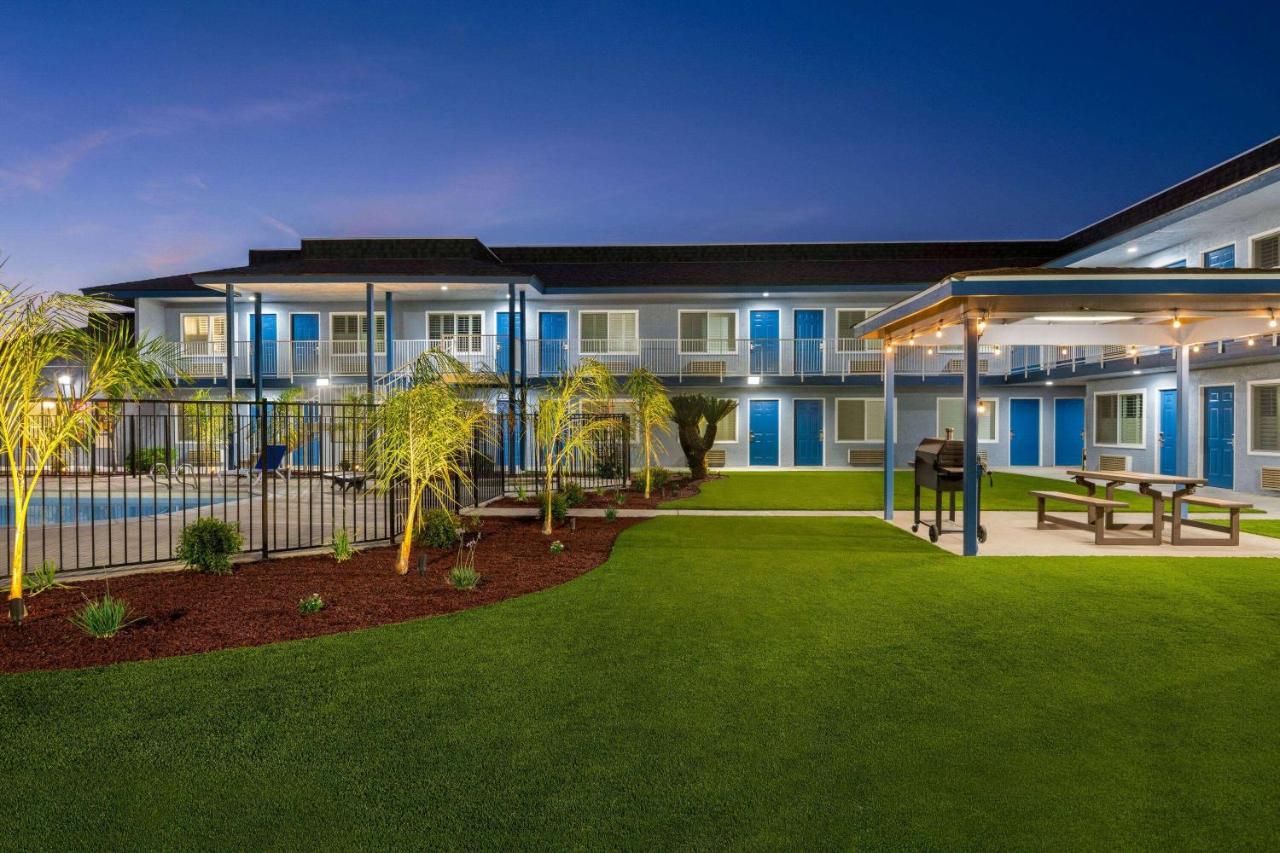 | Super 8 by Wyndham Lindsay Olive Tree