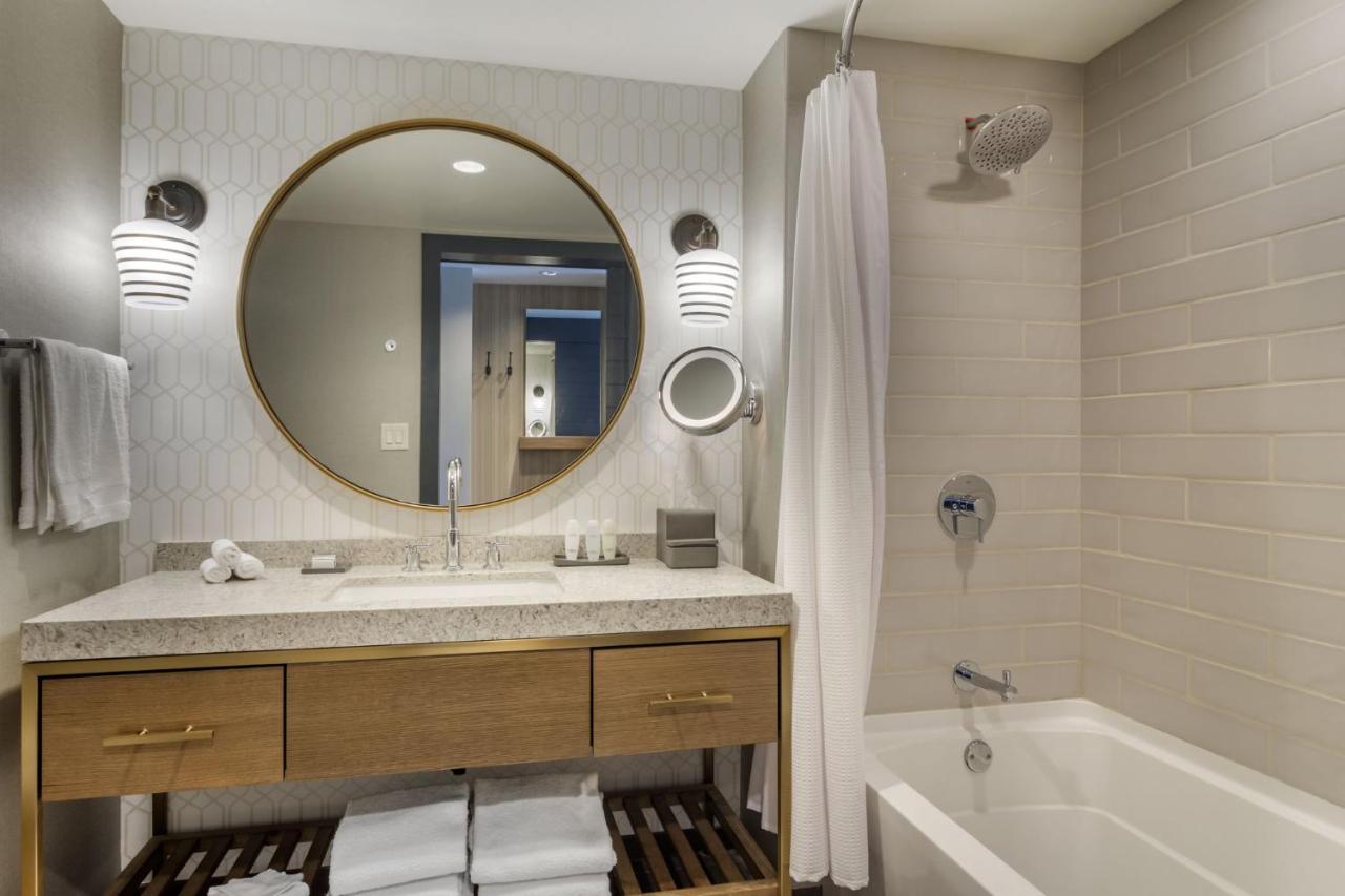 Deluxe Queen Room at Omni Hotel At The Battery Atlanta
