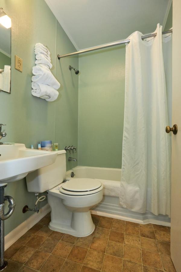 | Shoreham Oceanfront Hotel