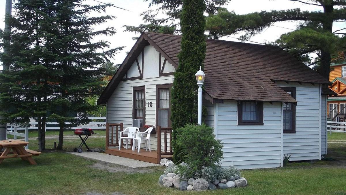 | The Beach House Lakeside Cottages
