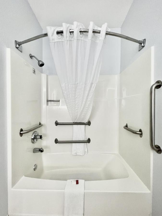 1 Queen Bed, Mobility Accessible Room, Bathtub w/ Grab Bars, Non-Smoking at AmericInn by Wyndham Quincy