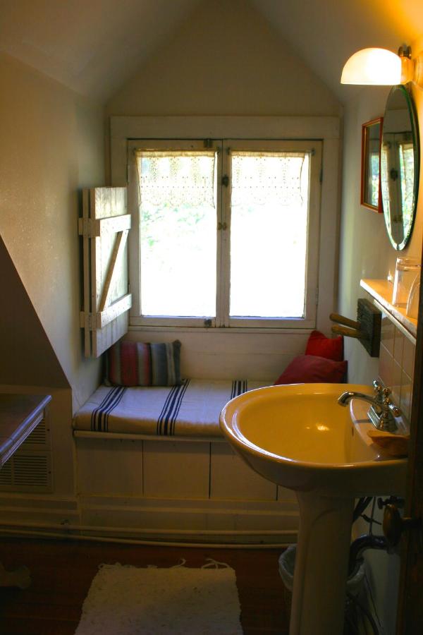 | Old Pioneer Garden Country Inn