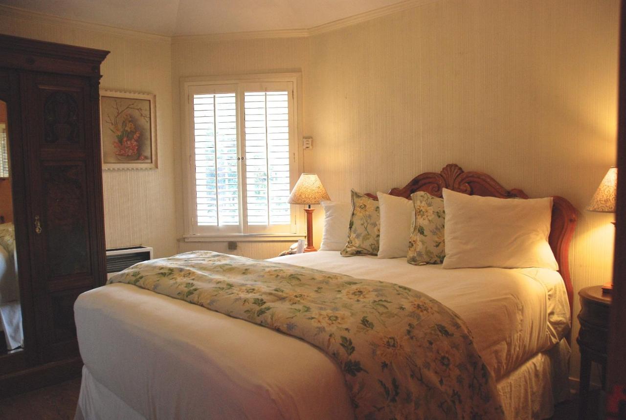 | Carmel Garden Inn