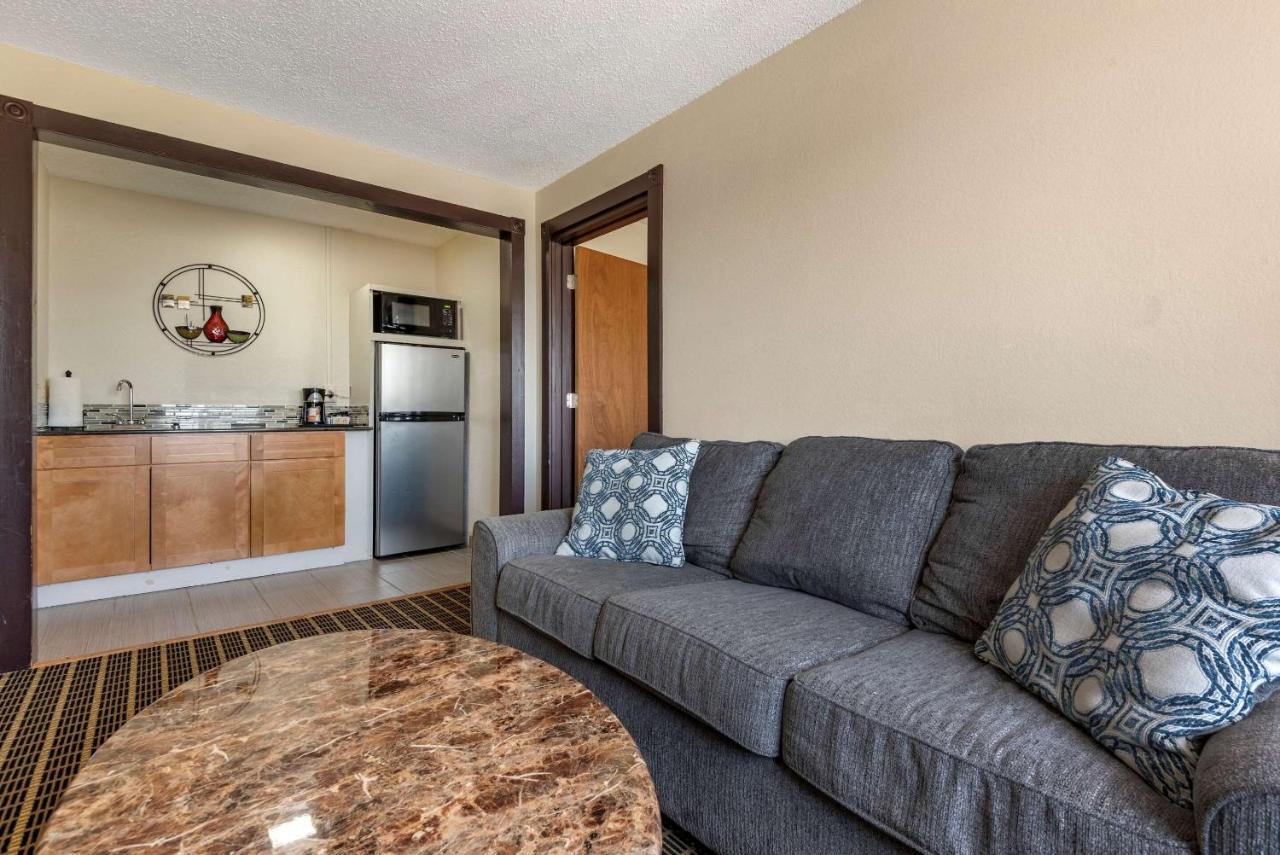 | Quality Inn & Suites Warren