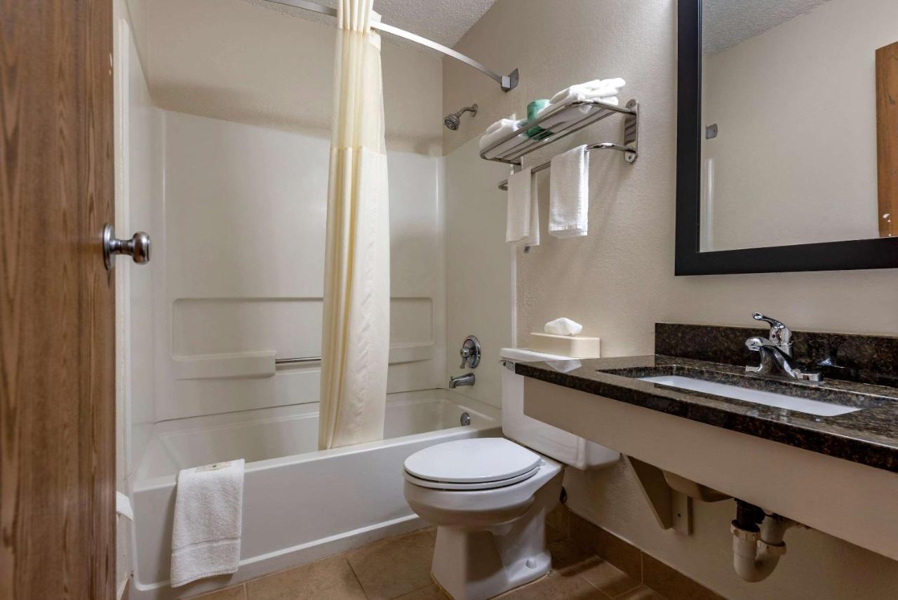 | Quality Inn & Suites Warren