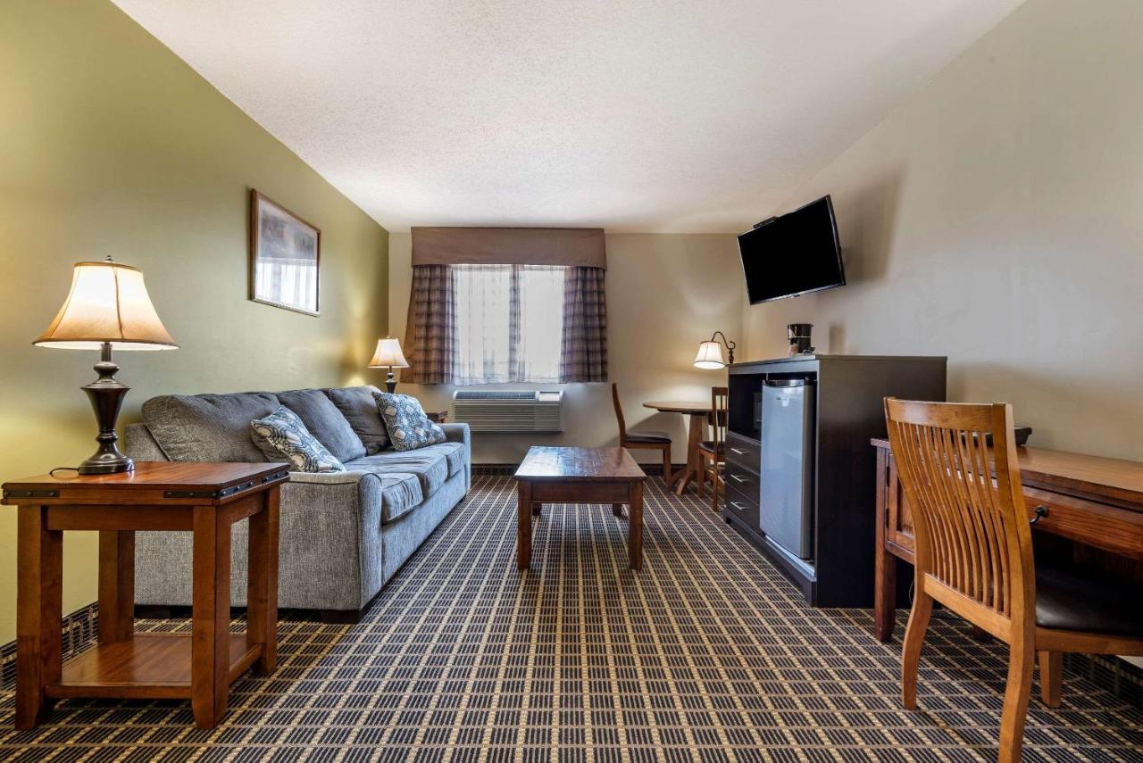 | Quality Inn & Suites Warren