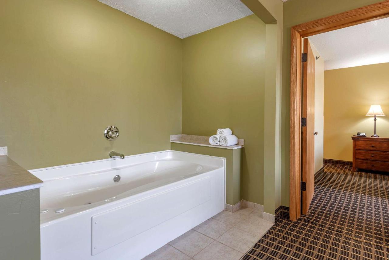 | Quality Inn & Suites Warren