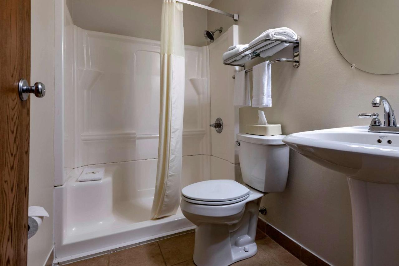 | Quality Inn & Suites Warren