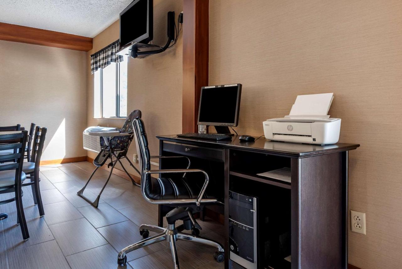 | Quality Inn & Suites Warren