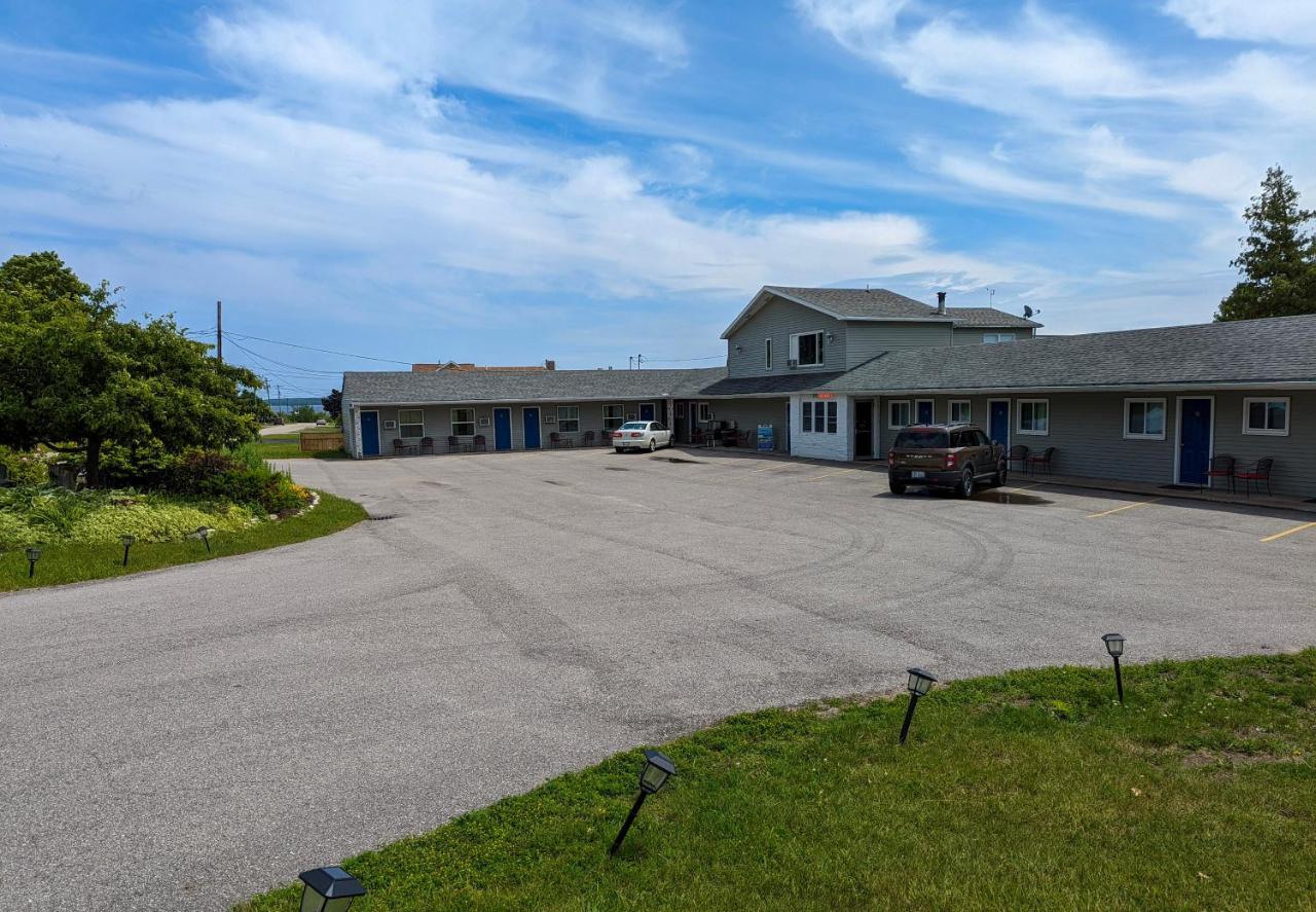 | Huron Inn
