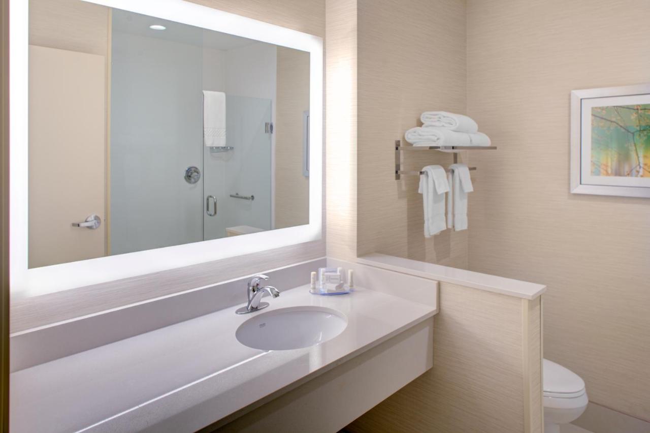 | Fairfield Inn & Suites by Marriott Detroit Canton