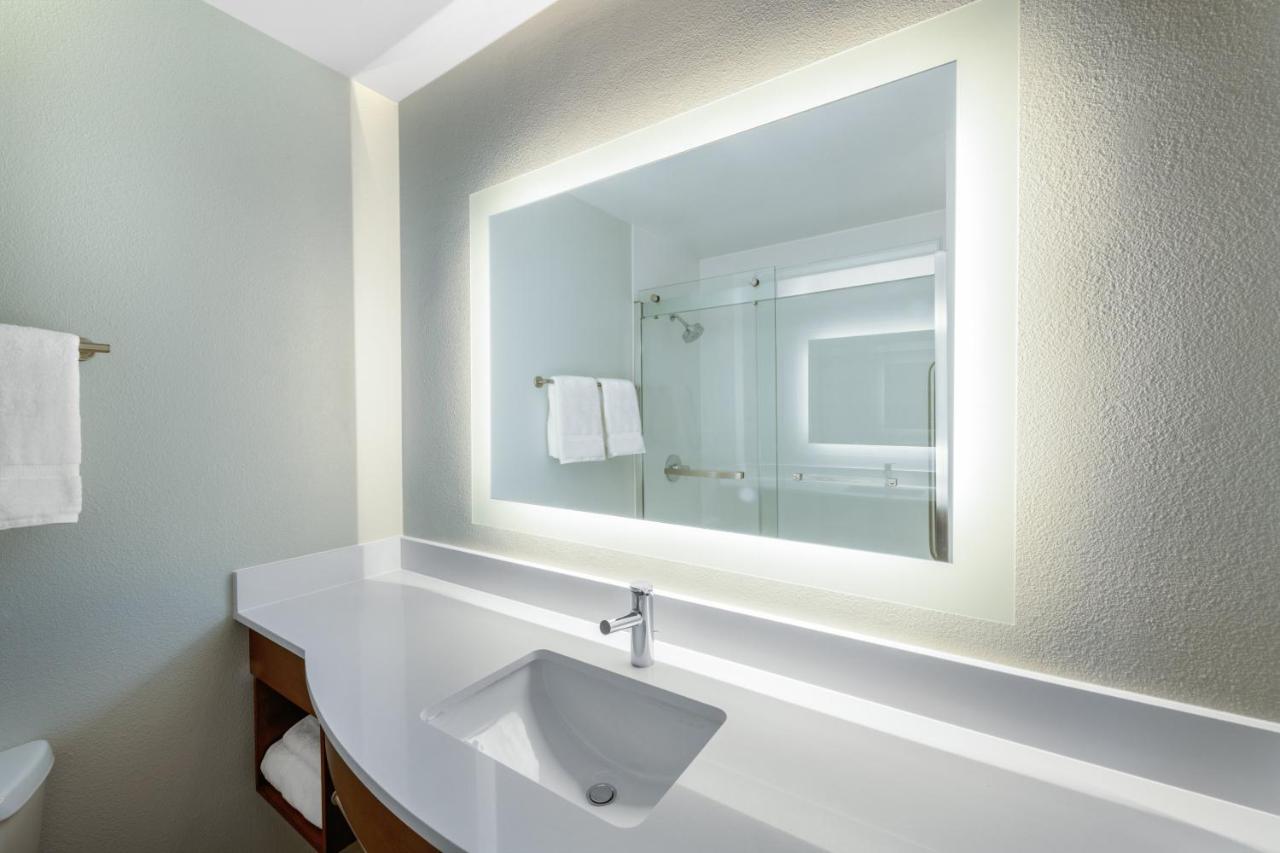 King Room - Non-Smoking at Holiday Inn Express Colorado Springs Airport by IHG