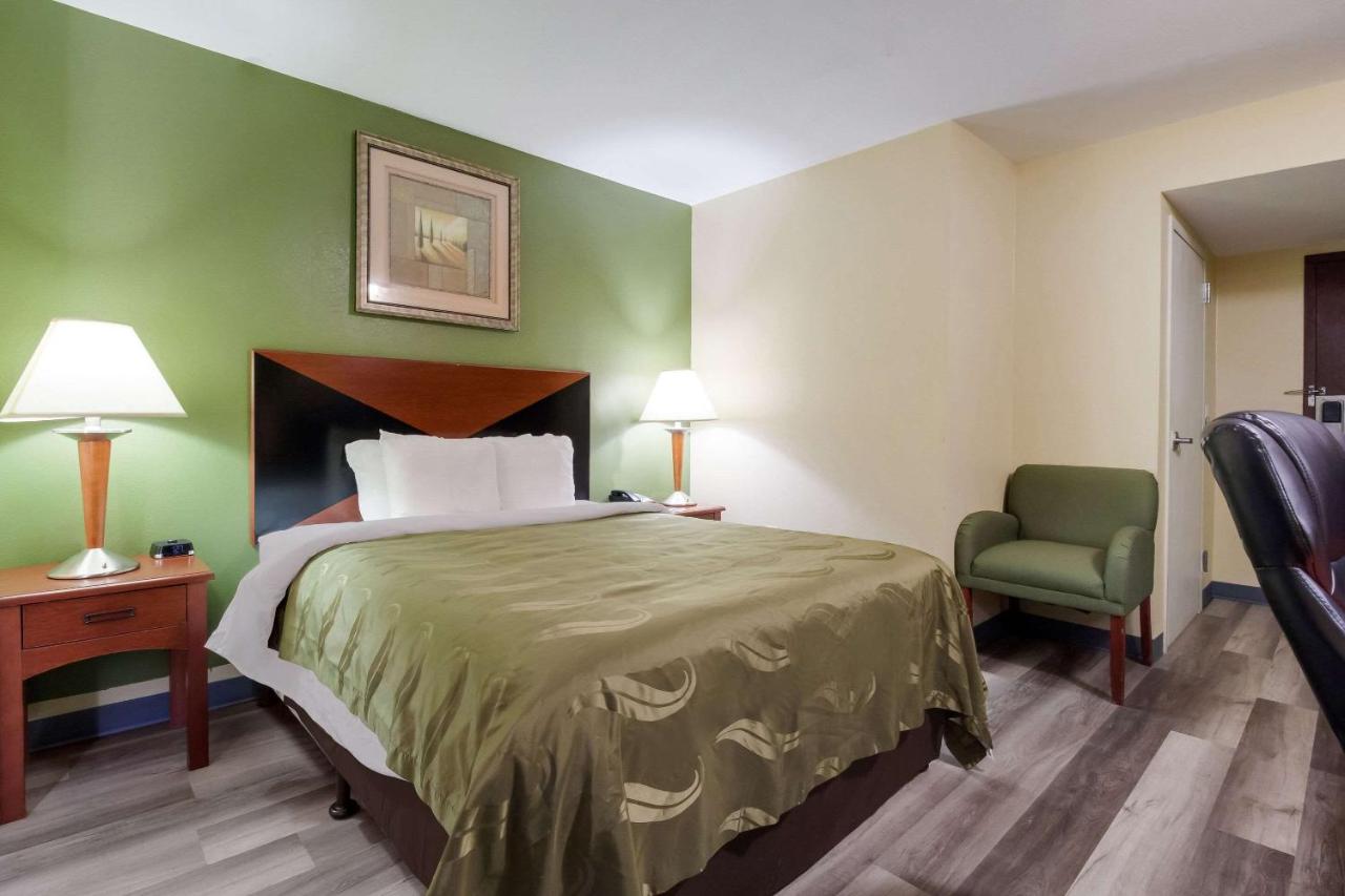 Queen Room - Disability Access/Non-Smoking at Quality Inn Baytown - Houston East