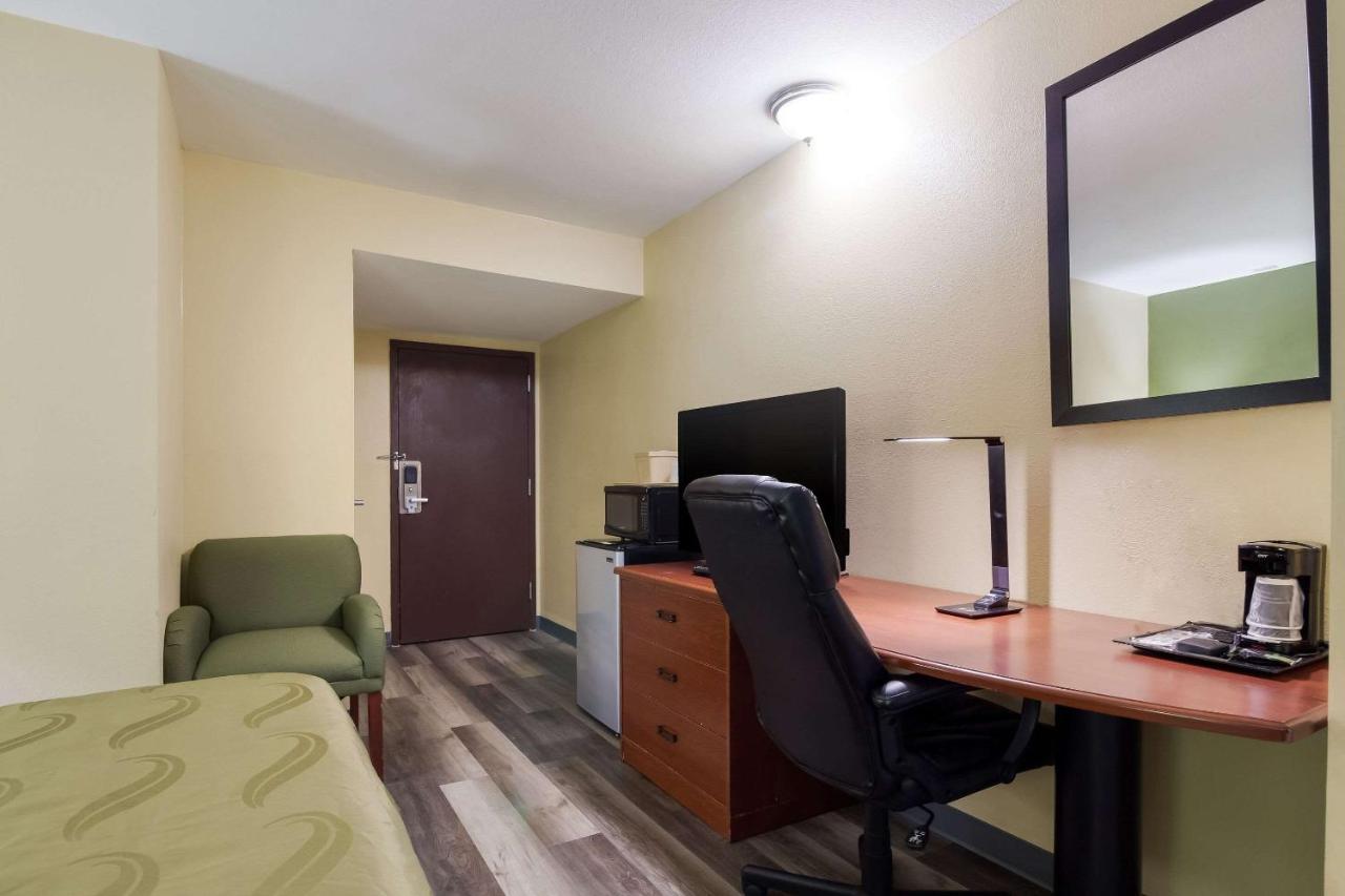 Queen Room - Disability Access/Non-Smoking at Quality Inn Baytown - Houston East