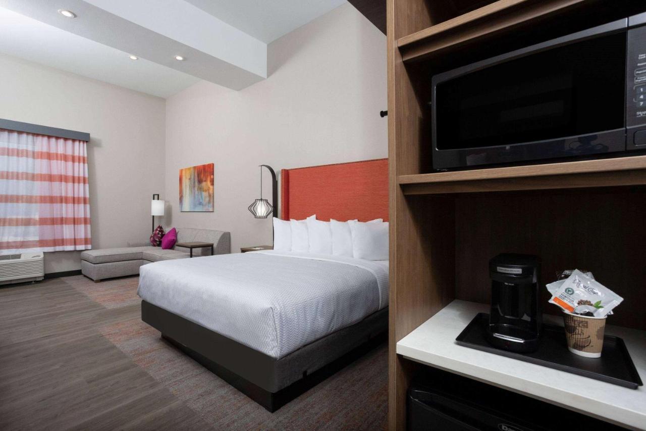 King Suite - Non-Smoking at La Quinta Inn & Suites By Wyndham Pflugerville