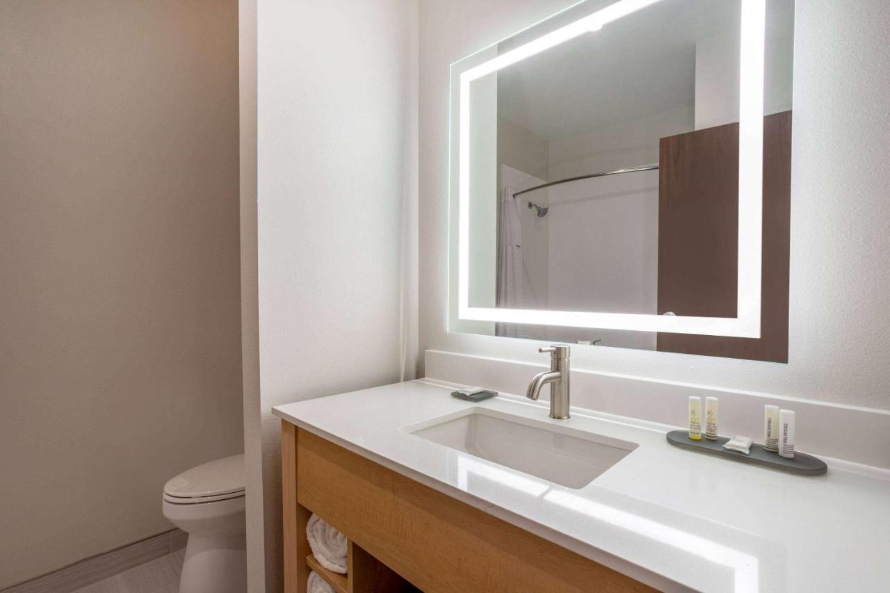 King Room with Roll-In Shower - Mobility Access/Non-Smoking at La Quinta Inn & Suites By Wyndham Pflugerville