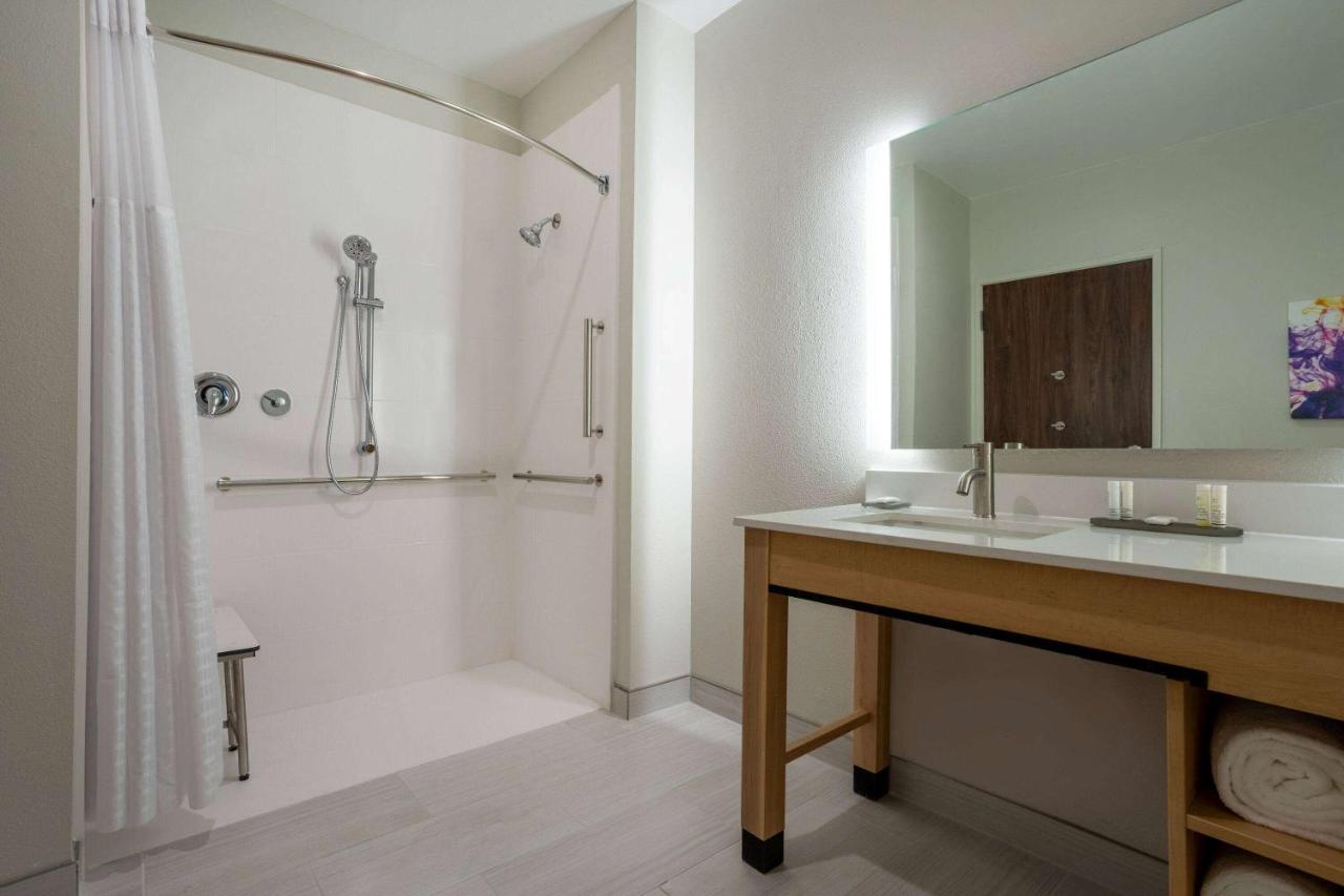 King Room with Roll-In Shower - Mobility Access/Non-Smoking at La Quinta Inn & Suites By Wyndham Pflugerville