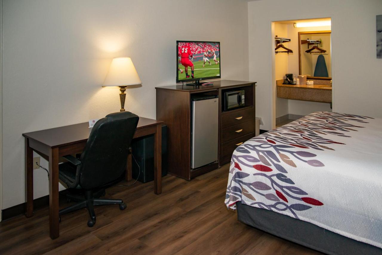 Superior King Room Non-Smoking at Red Roof Inn Tallahassee East