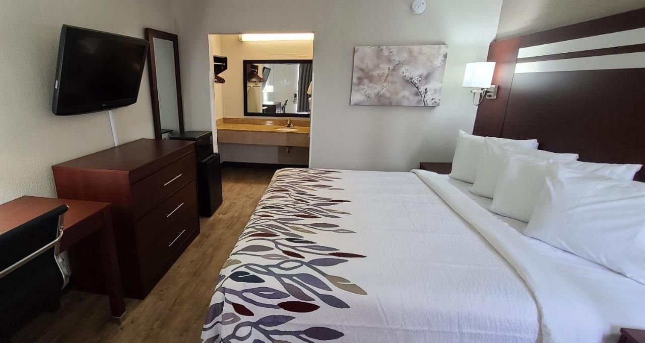 Superior King Room Disability Access Non-Smoking at Red Roof Inn Florence, SC