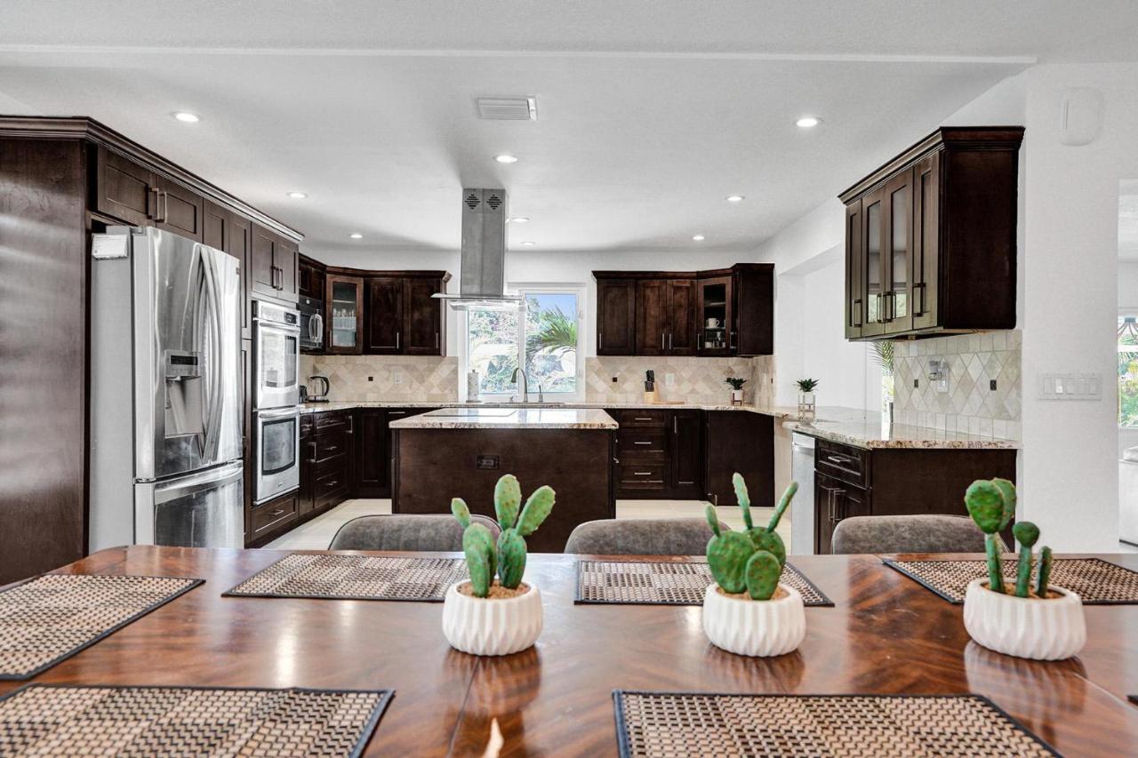 | Newly Renovated 5br Villa with pool in Ft Lauderdale on the water