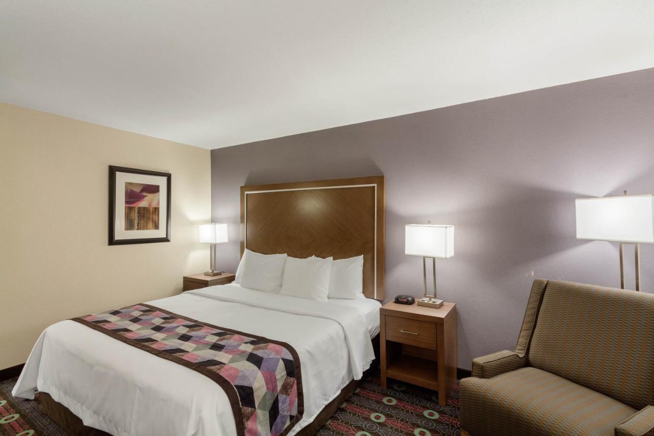 Queen Room - Accessible/Nonsmoking at Comfort Inn Tulsa Midtown
