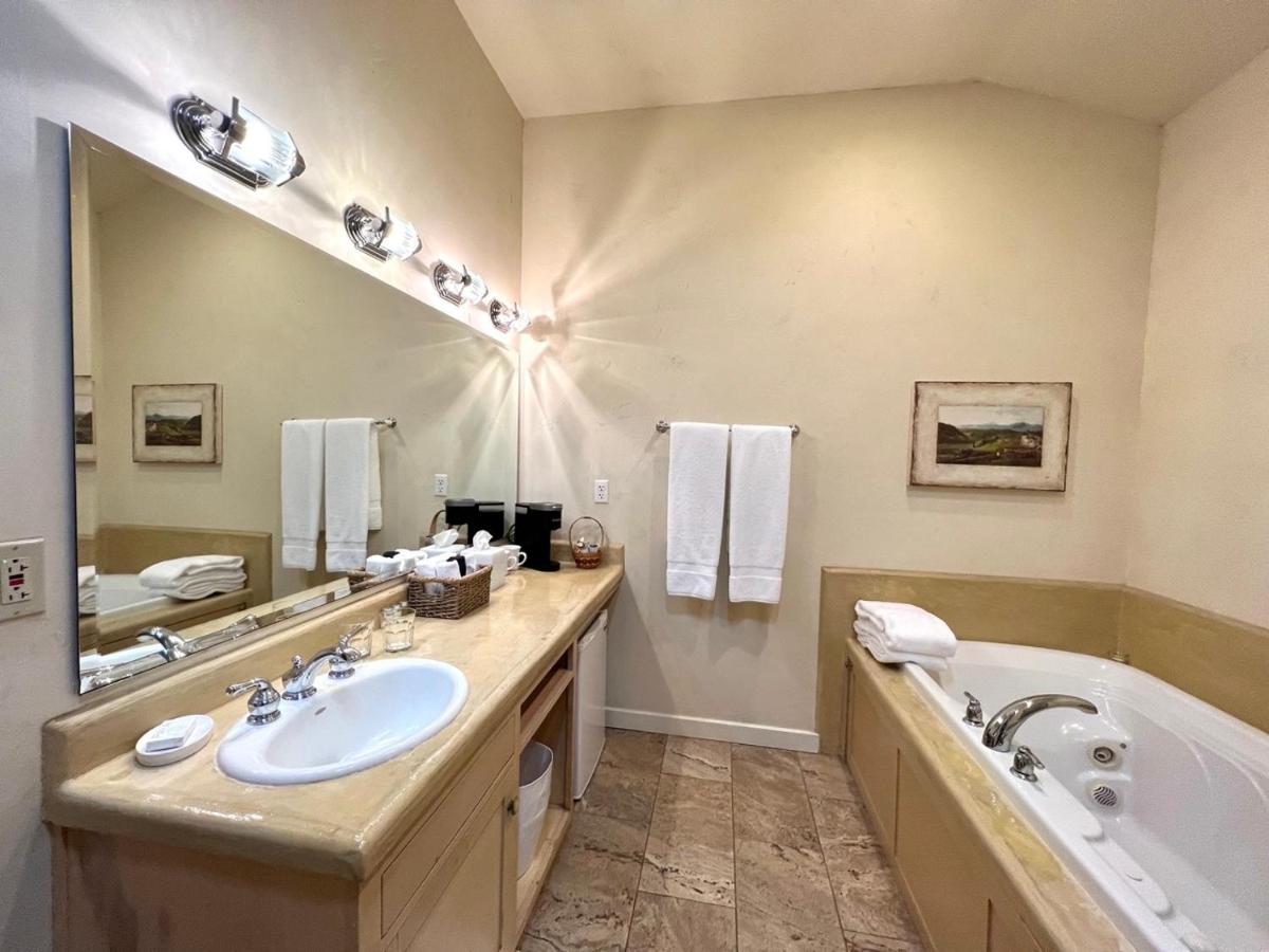 | Petit Logis Inn