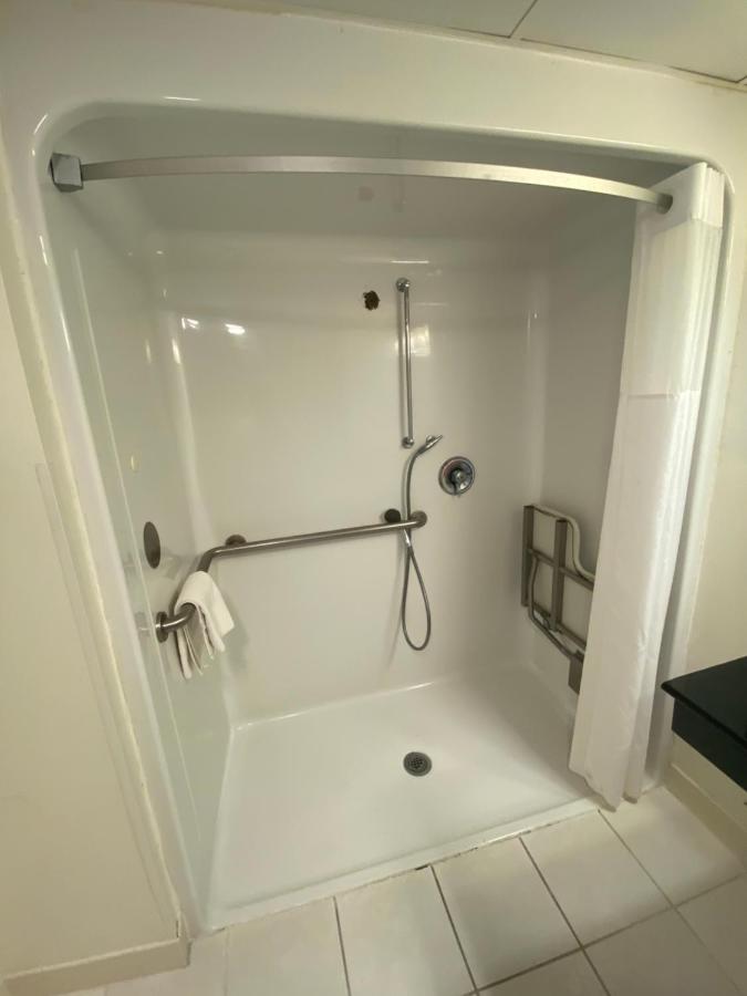 Queen Room with Roll in Shower - Non-Smoking at Garden State Inn