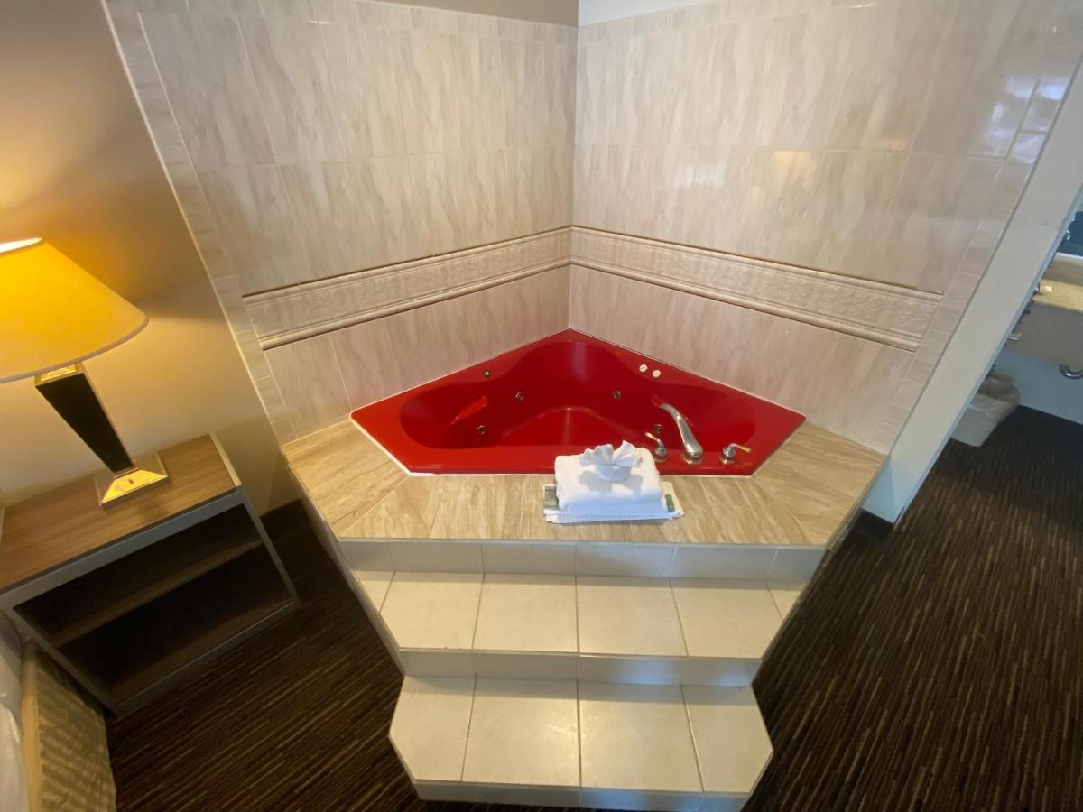 King Room with Spa Bath - Non-Smoking at Garden State Inn