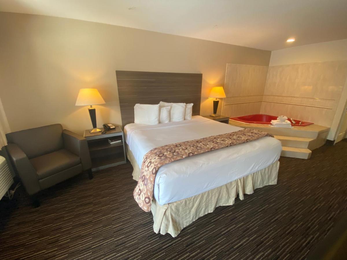 King Room with Spa Bath - Non-Smoking at Garden State Inn