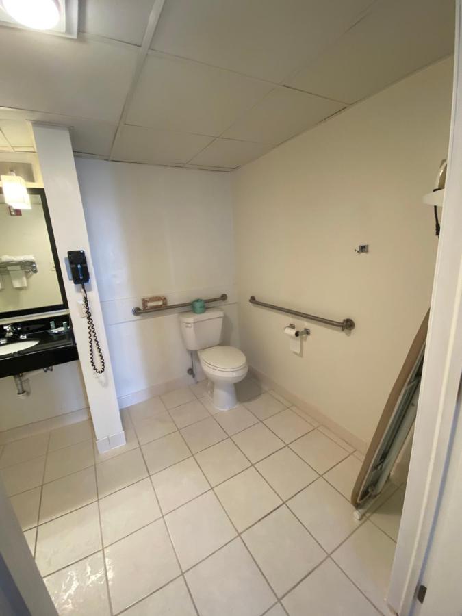 Queen Room with Roll in Shower - Non-Smoking at Garden State Inn