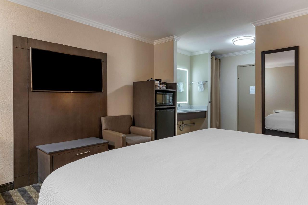 King Room with Shower Only - Non-Smoking at Best Western Silicon Valley Inn