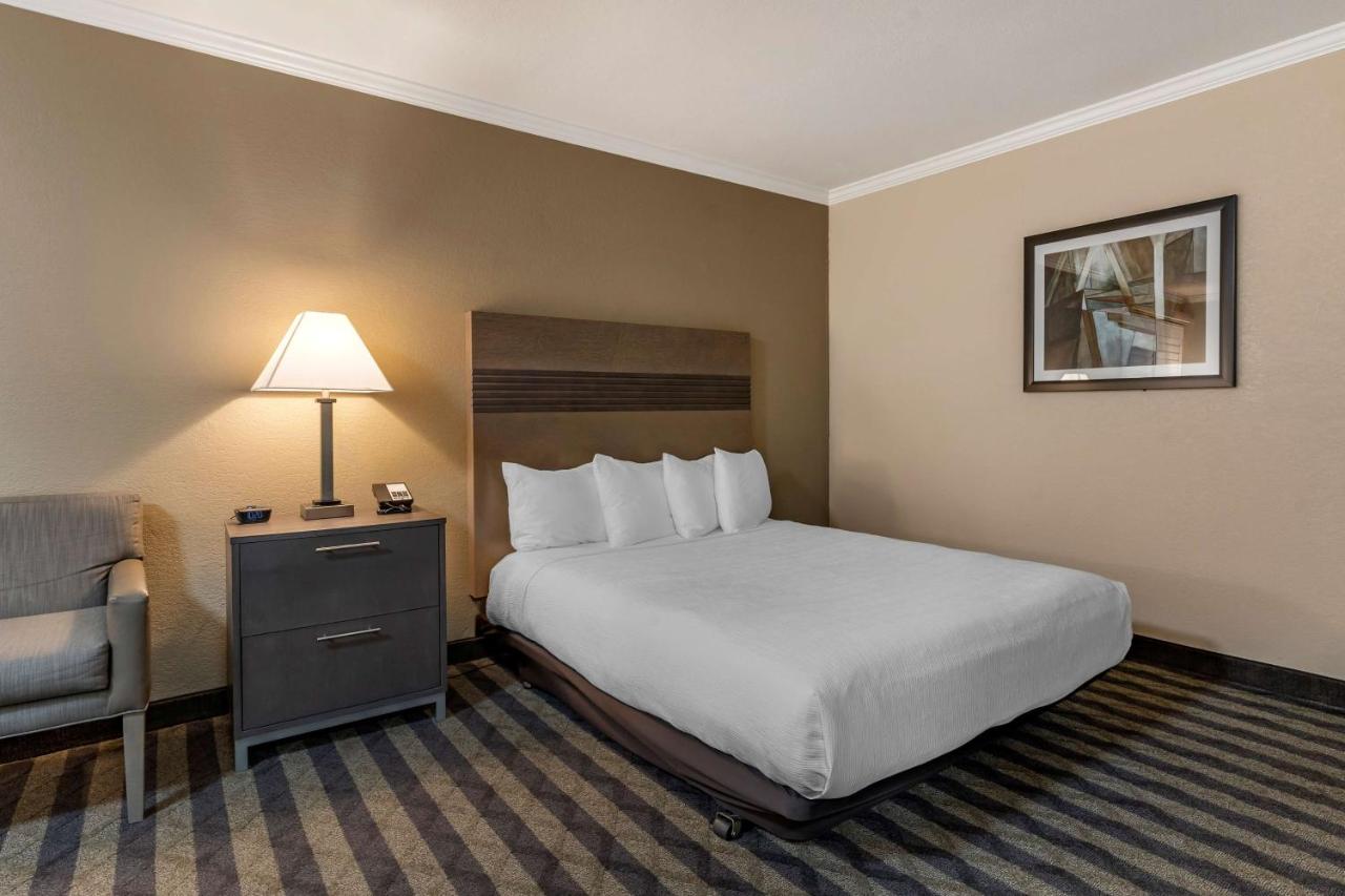 Queen Room with Two Queen Beds - Disability Access at Best Western Silicon Valley Inn