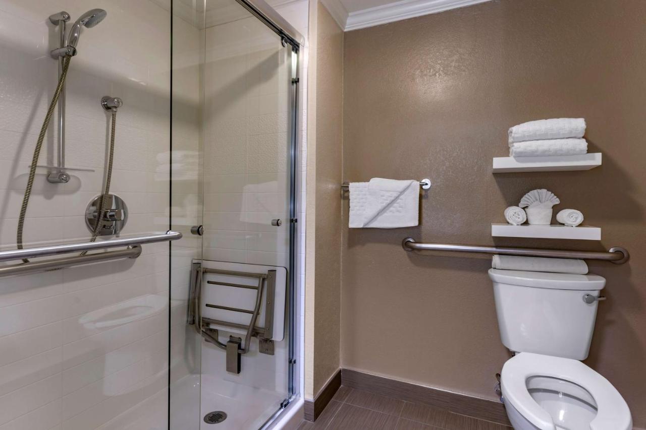 Queen Room with Walk-In Shower - Disability Access/Non-Smoking at Best Western Silicon Valley Inn