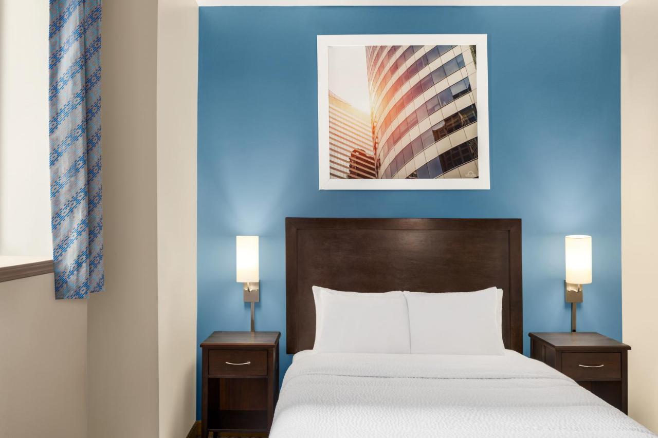 Queen Room - Disability Access - Non-Smoking at Days Inn by Wyndham Philadelphia Convention Center