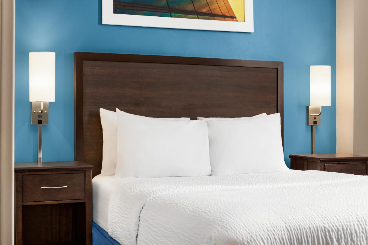 Queen Room - Non-Smoking at Days Inn by Wyndham Philadelphia Convention Center