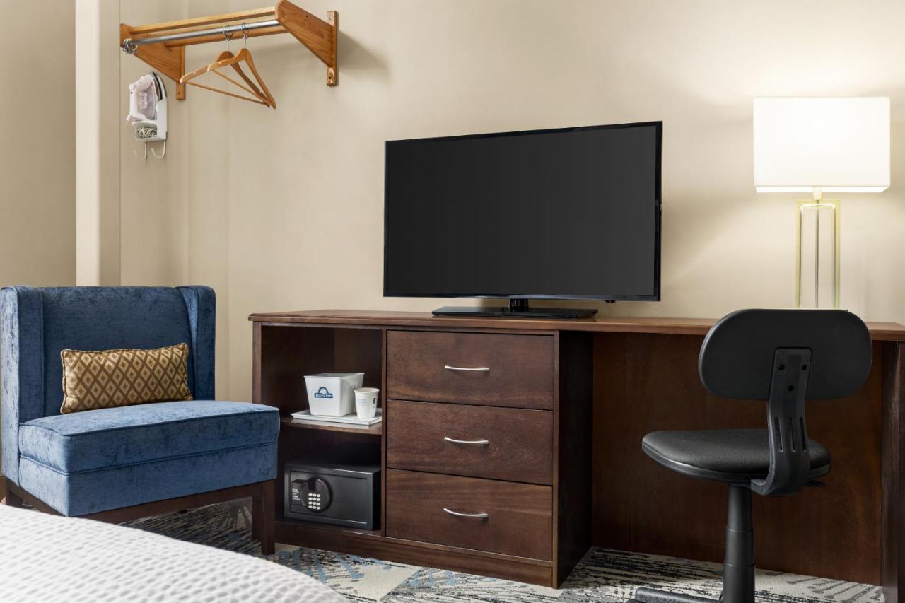 Queen Room - Non-Smoking at Days Inn by Wyndham Philadelphia Convention Center