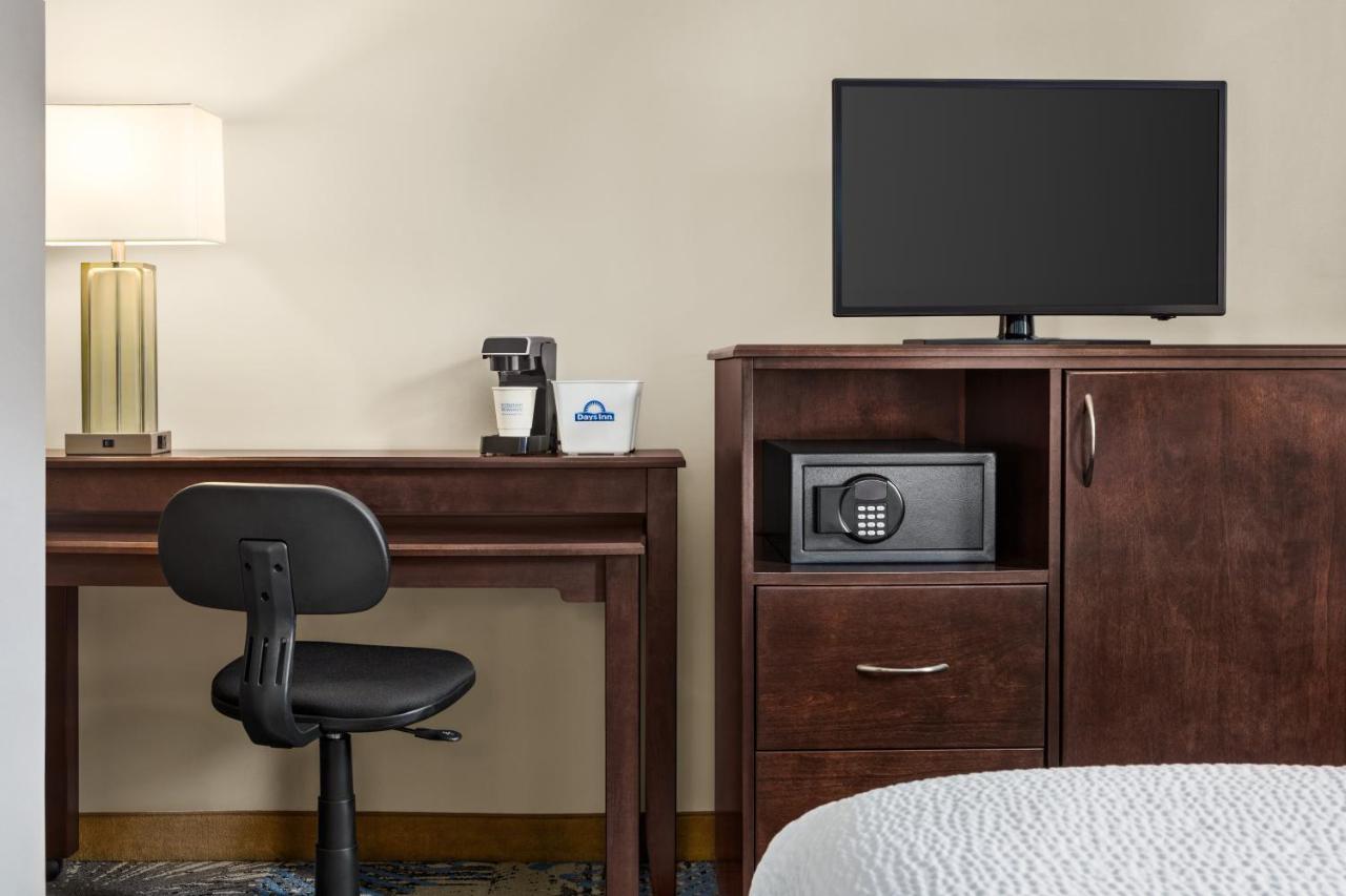 Business Queen Room - Non-Smoking at Days Inn by Wyndham Philadelphia Convention Center