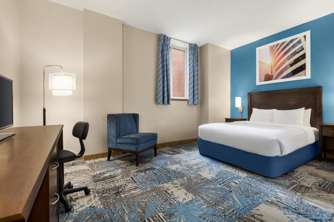 Queen Room - Disability Access - Non-Smoking at Days Inn by Wyndham Philadelphia Convention Center