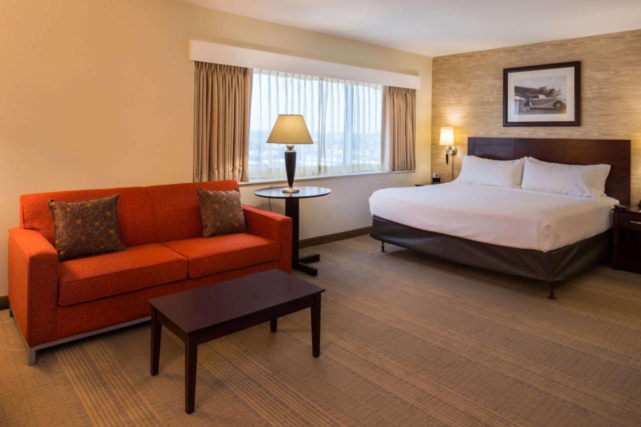 Deluxe King Room - Mobility Accessible at Sonesta Chicago O'Hare Airport Rosemont