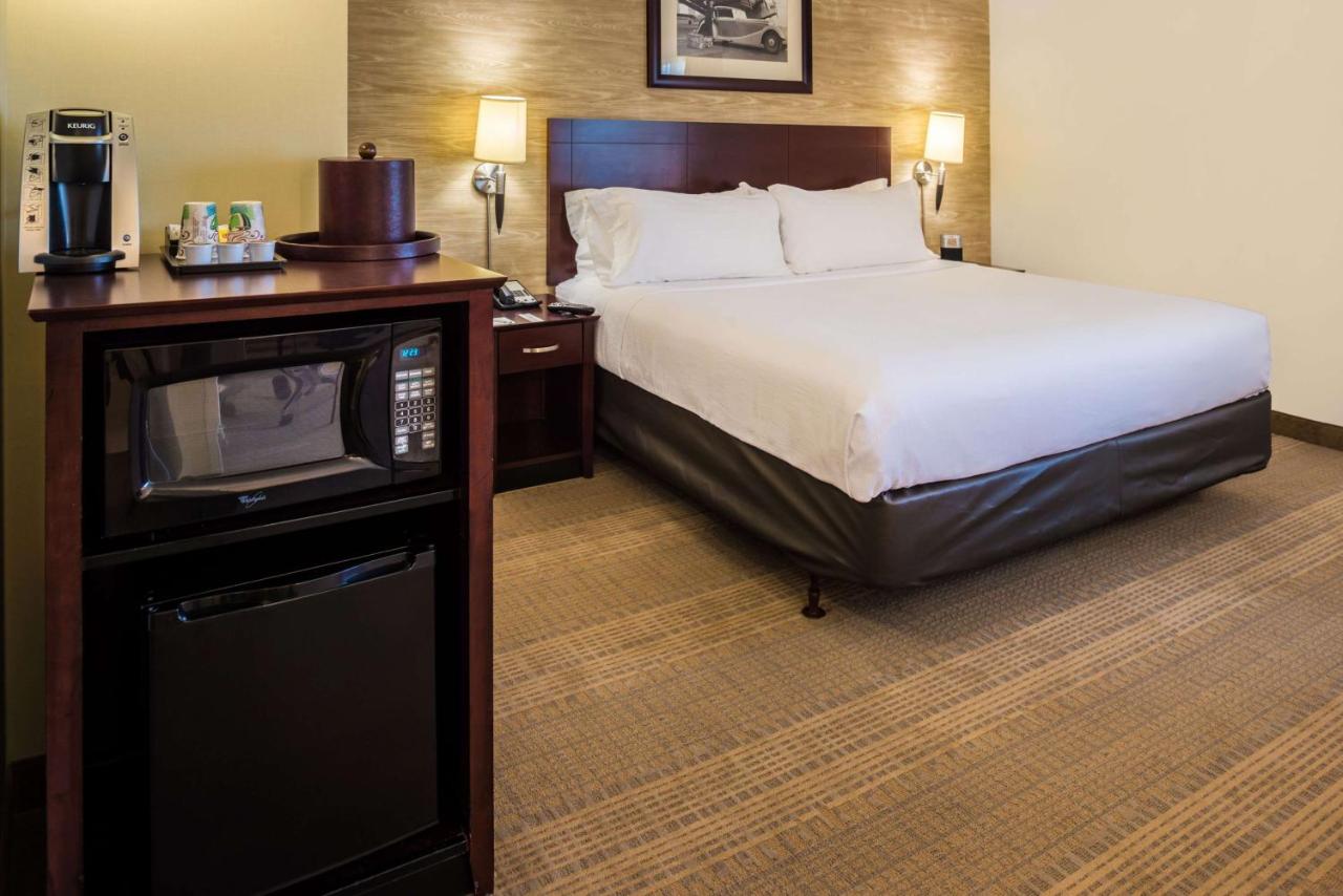 Deluxe King Room - Mobility Accessible at Sonesta Chicago O'Hare Airport Rosemont