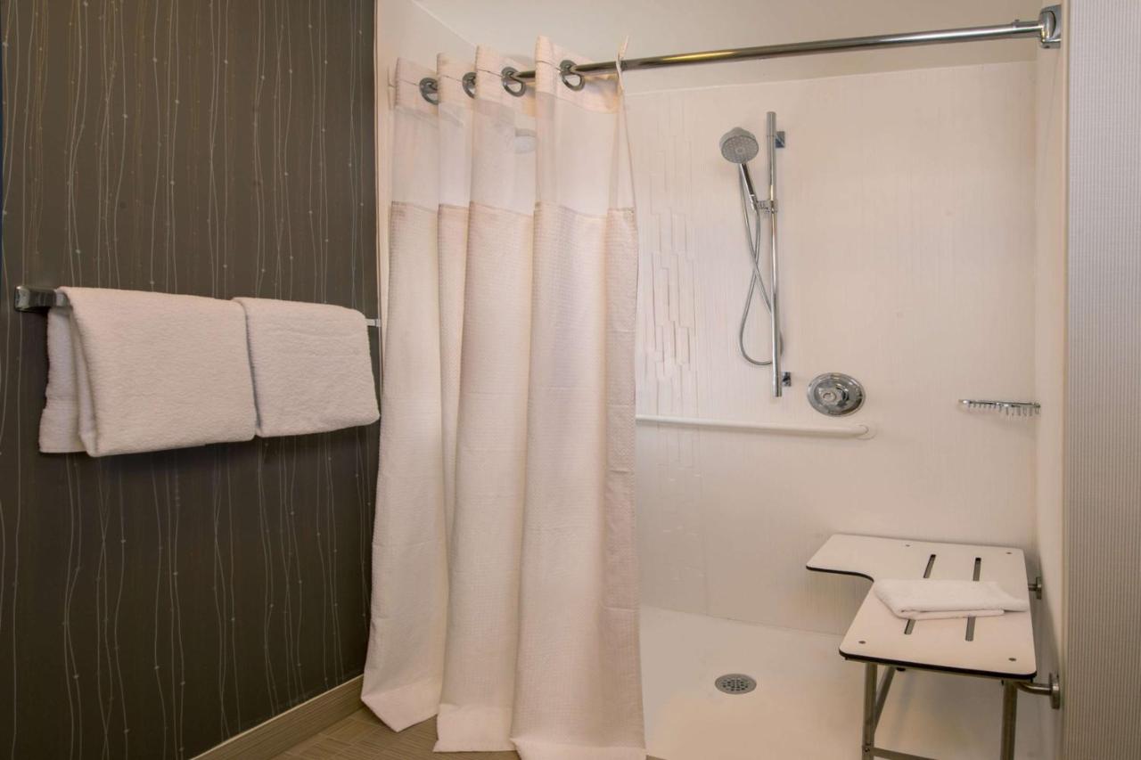 Deluxe King Room with Roll-In Shower - Mobility Accessible at Sonesta Select Columbia