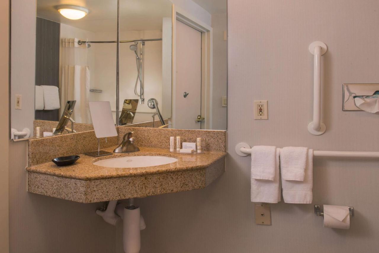 Deluxe King Room with Roll-In Shower - Mobility Accessible at Sonesta Select Columbia
