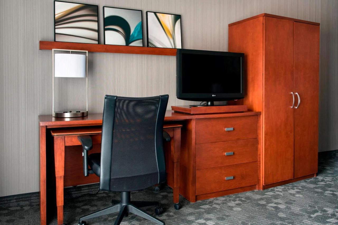 Guestroom King with Sofabed at Sonesta Select Whippany Hanover
