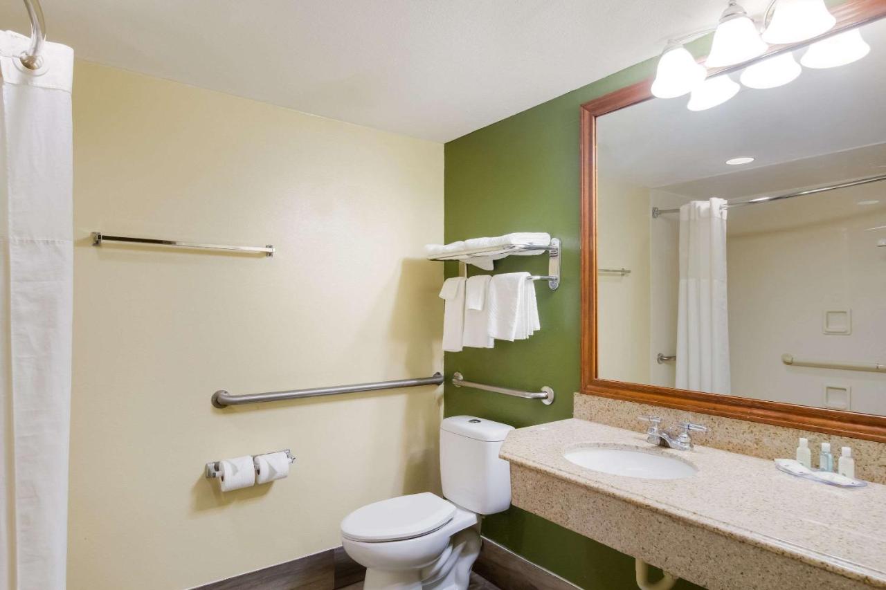 Queen Room - Disability Access/Non-Smoking at Quality Inn Baytown - Houston East