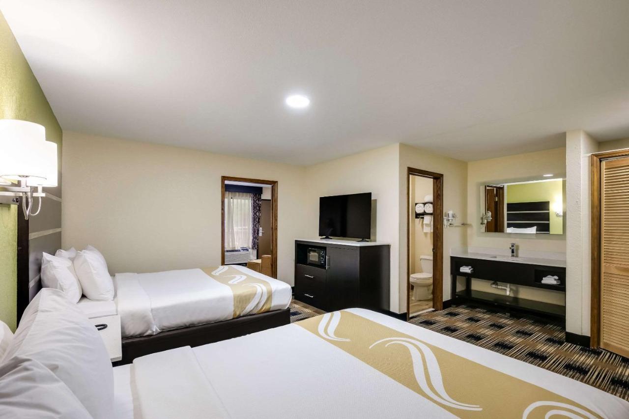 Queen Suite with Whirpool - Non-Smoking at Quality Inn & Suites Mt Chalet